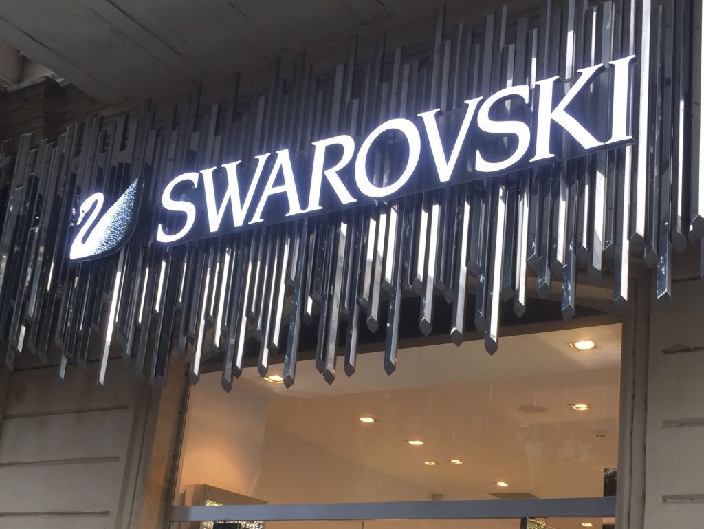 Буквы из пластика для наружной рекламы Сваровски