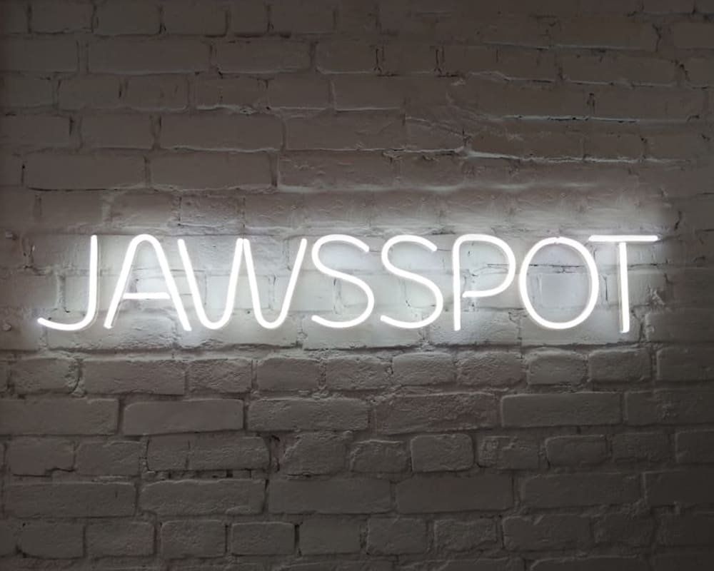 Вывеска «JAWSSPOT»