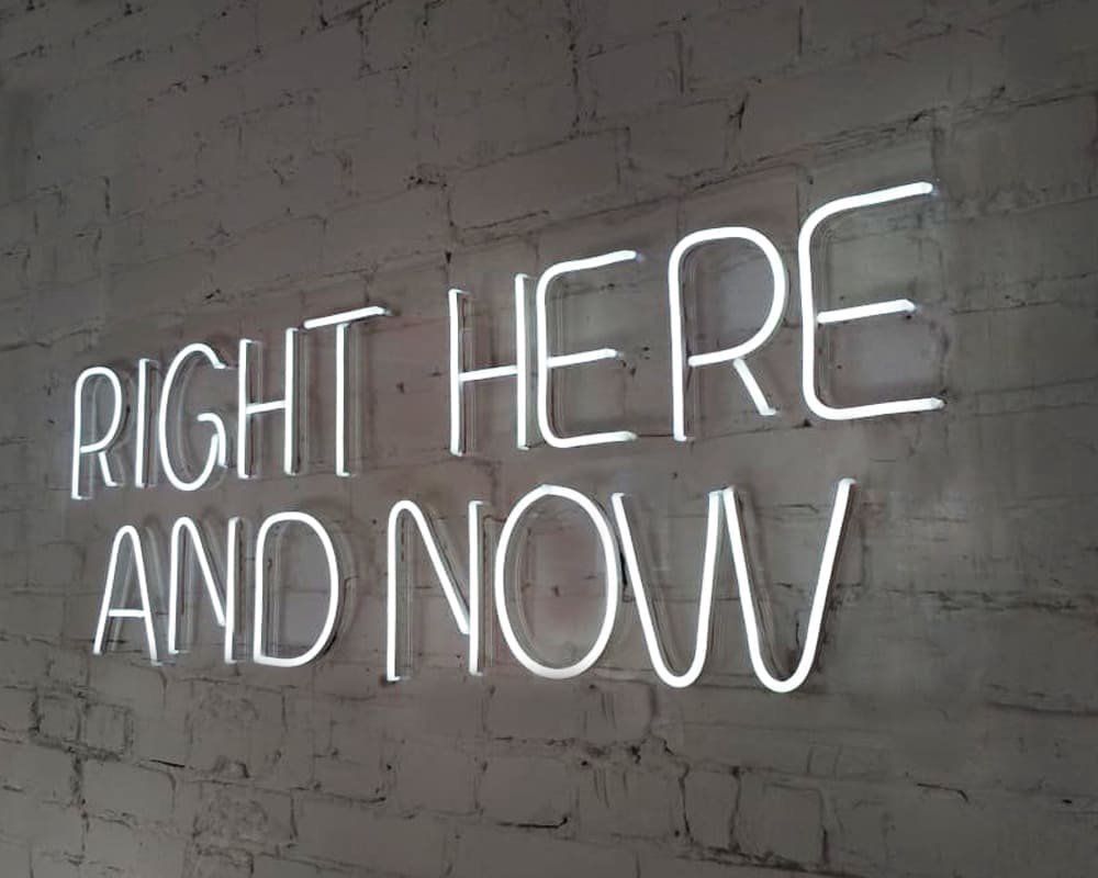 Вывеска «RIGHT HERE AND NOW»