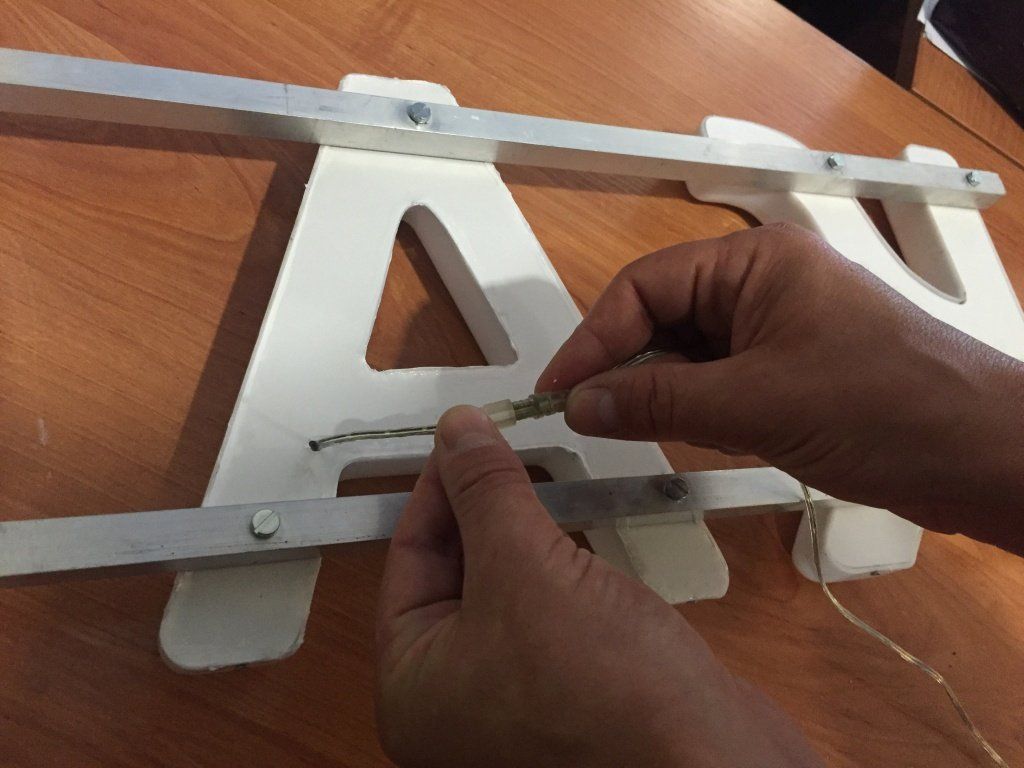 Используются герметичные провода, соединяющие буквы и блок питания