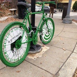 Велосипед в качестве уличного рекламного штендера