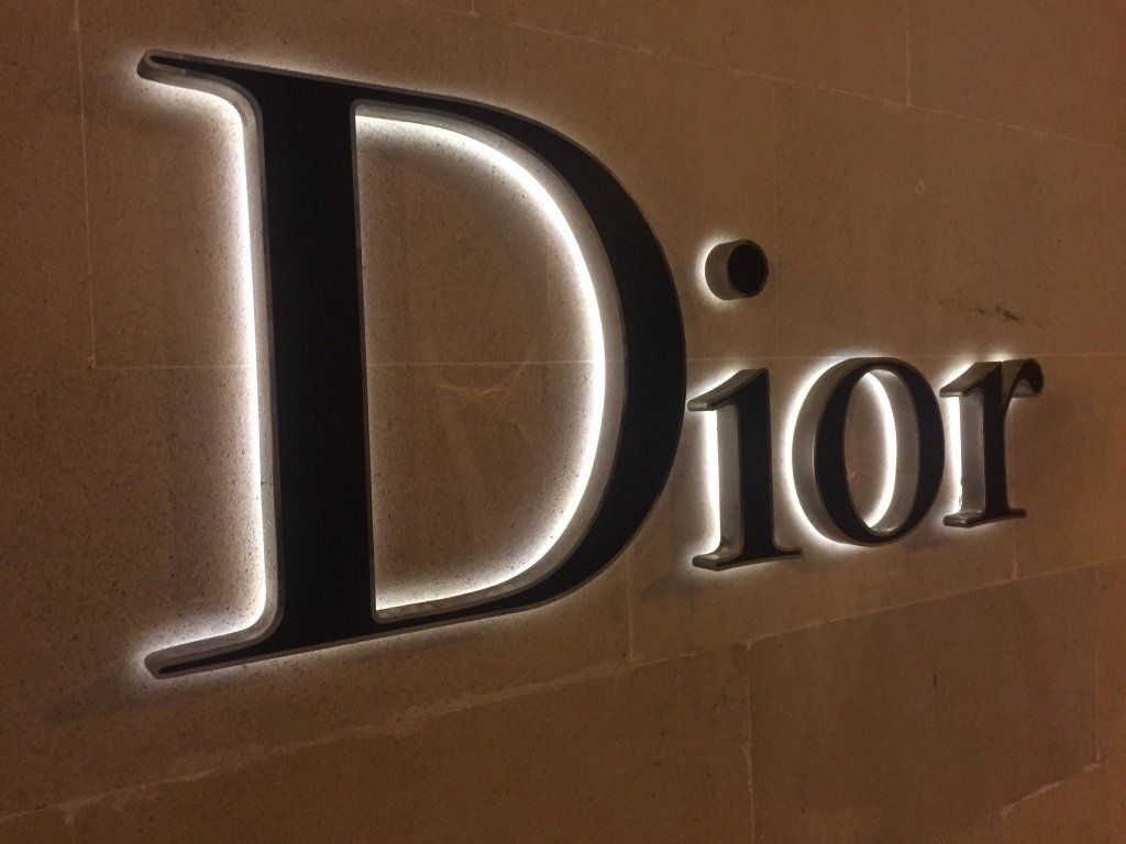 Пластиковые объемные буквы для вывески Dior