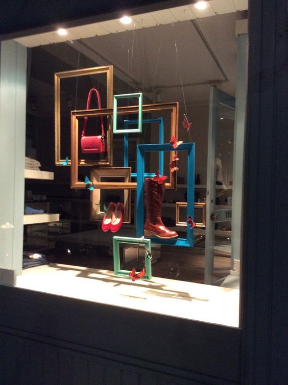 Декорации в оформлении витрины магазина обуви