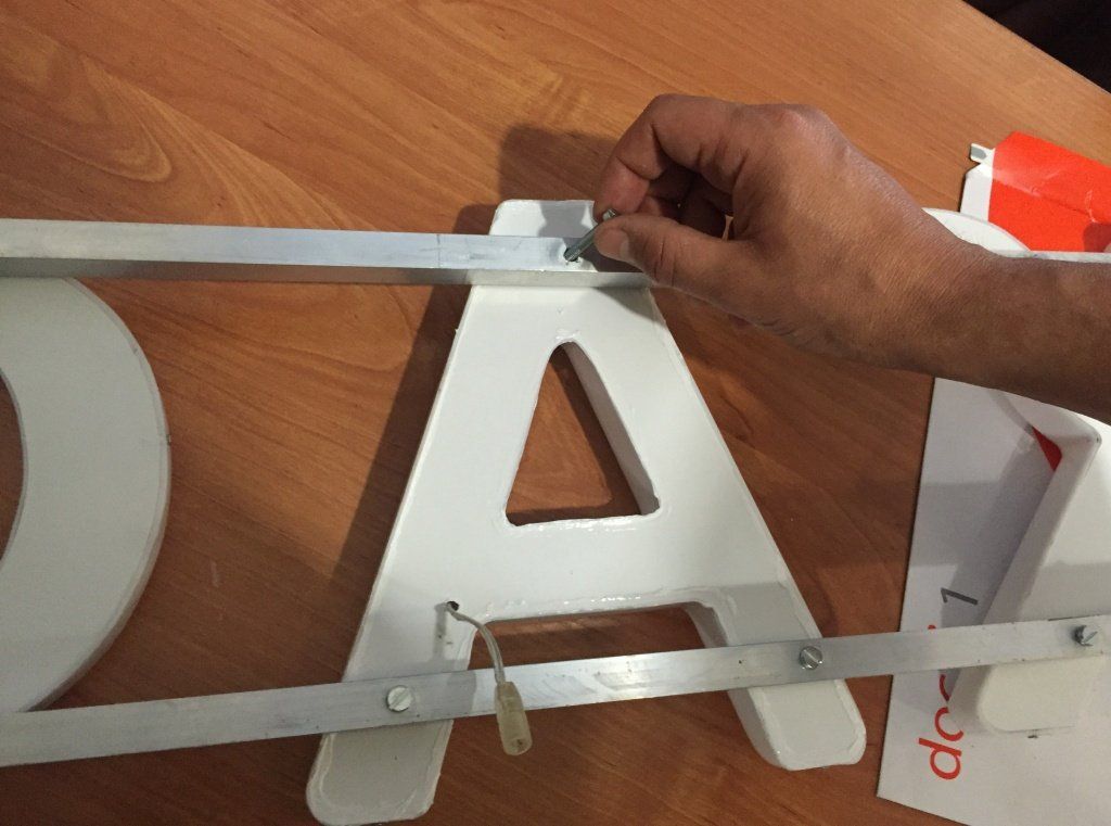 Удобное и надежное крепление букв к алюминиевой раме объемной буквы