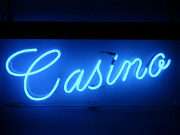 Неоновая вывеска "Casino"