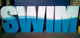 Вывеска для бассейна "SWIM" из объемных букв с цветной печатью.