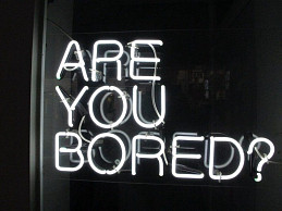 Неоновая надпись "Are you bored?"