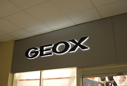 Вывеска с контражурной подсветкой для магазина обуви Geox