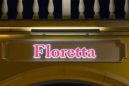 Вывеска для магазина "Floretta". Объемные буквы с контражуром и лицевой подсветкой.