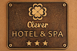 Табличка из состаренной латуни для компании отеля