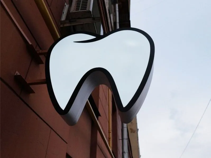 Фигурная рекламная панель-кронштейн (консоль)