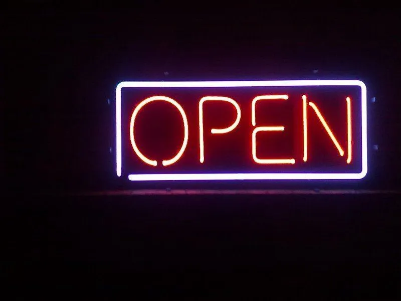 Неоновая вывеска "открыто"