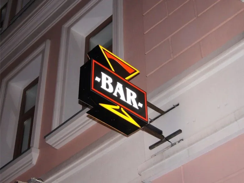 Фигурная рекламная панель-кронштейн (консоль)