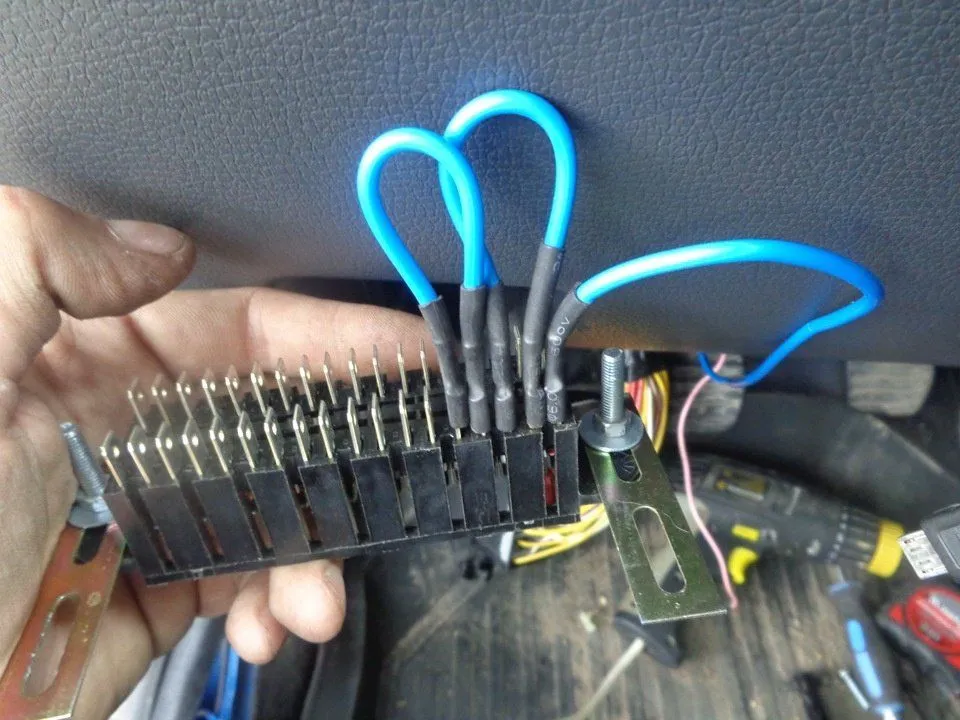 Как подключить шашку такси и спрятать провода